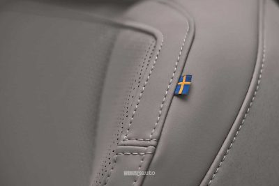 Nuova Volvo EX60 dettagli con la bandiera svedese