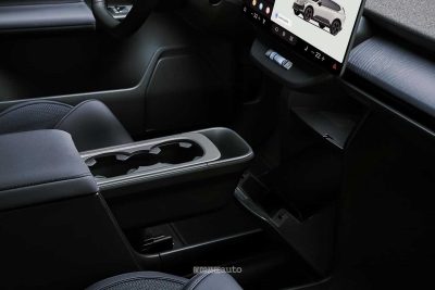 Nuova Volvo EX60 Cross Country porta oggetti console centrale