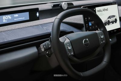 Nuova Volvo EX60 Cross Country volante abitacolo