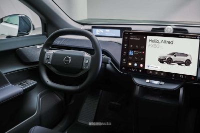 Nuova Volvo EX60 Cross Country display infotainment da 15"