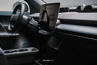 Nuova Volvo EX60 Cross Country display infotainment da 15"