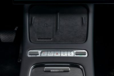 Omoda 7 SHS-P comandi, vano per la ricarica wireless dello smartphone