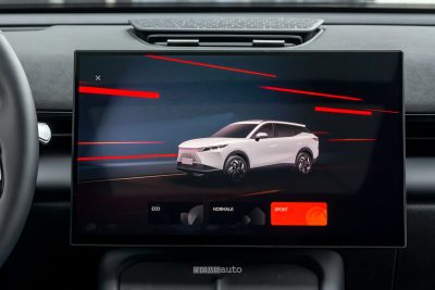 Omoda 7 SHS-P modalità di guida display infotainment 15,6"
