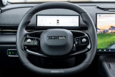 Omoda 7 SHS-P volante abitacolo