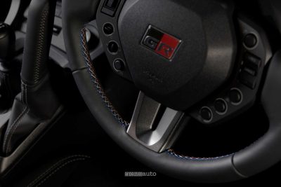 Toyota GR Yaris Sébastien Ogier 9x World Champion Edition volante con le cuciture nei colori della bandiera francese
