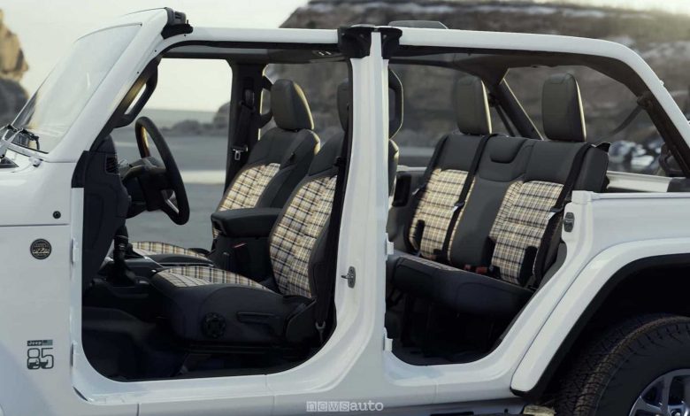 I sedili della Jeep Wrangler 85th Anniversary Edition con inserti scozzesi e l’etichetta “85th”