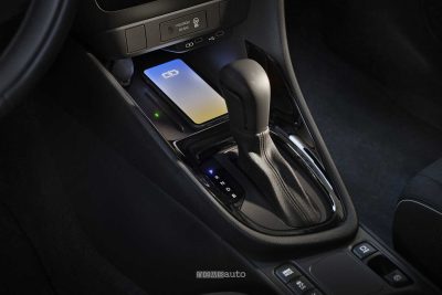 Toyota Yaris 2026 leva cambio automatico, vano per la ricarica wireless