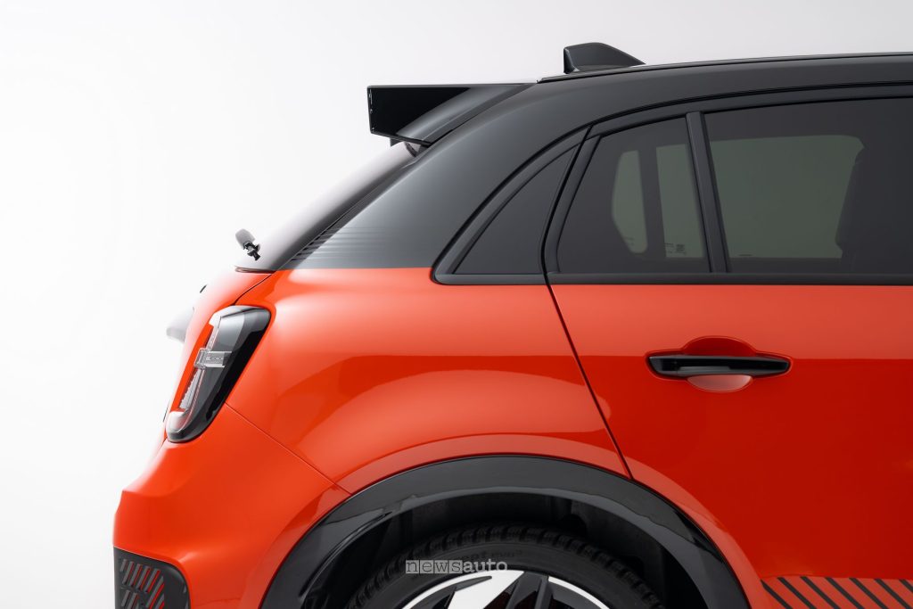Abarth 600e Competizione Milano Cortina montante posteriore