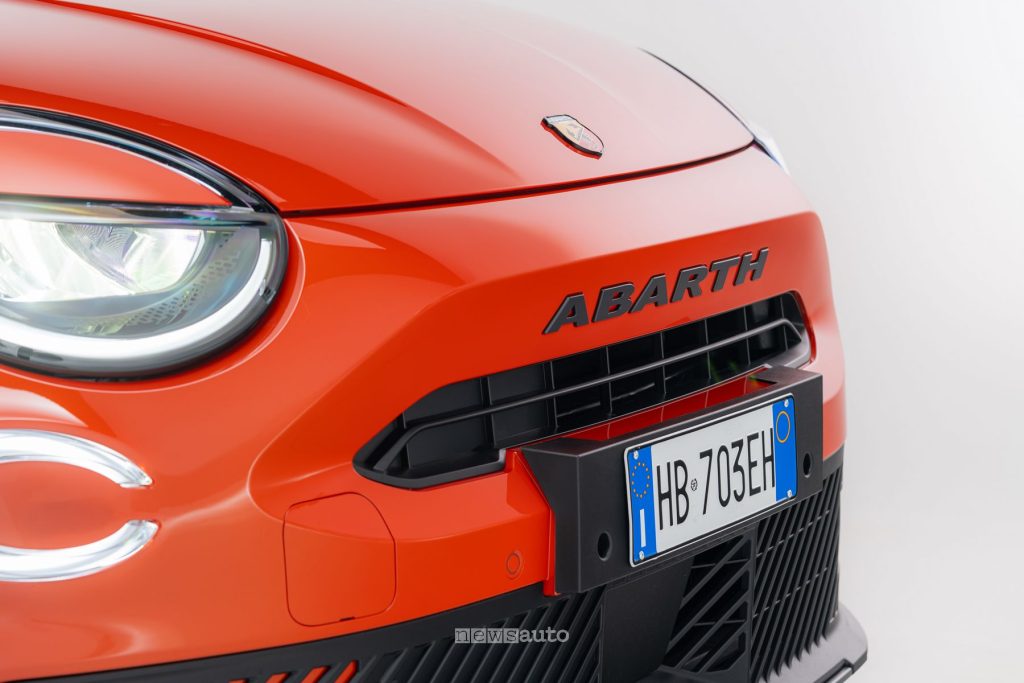 Abarth 600e Competizione Milano Cortina griglia e paraurti anteriore