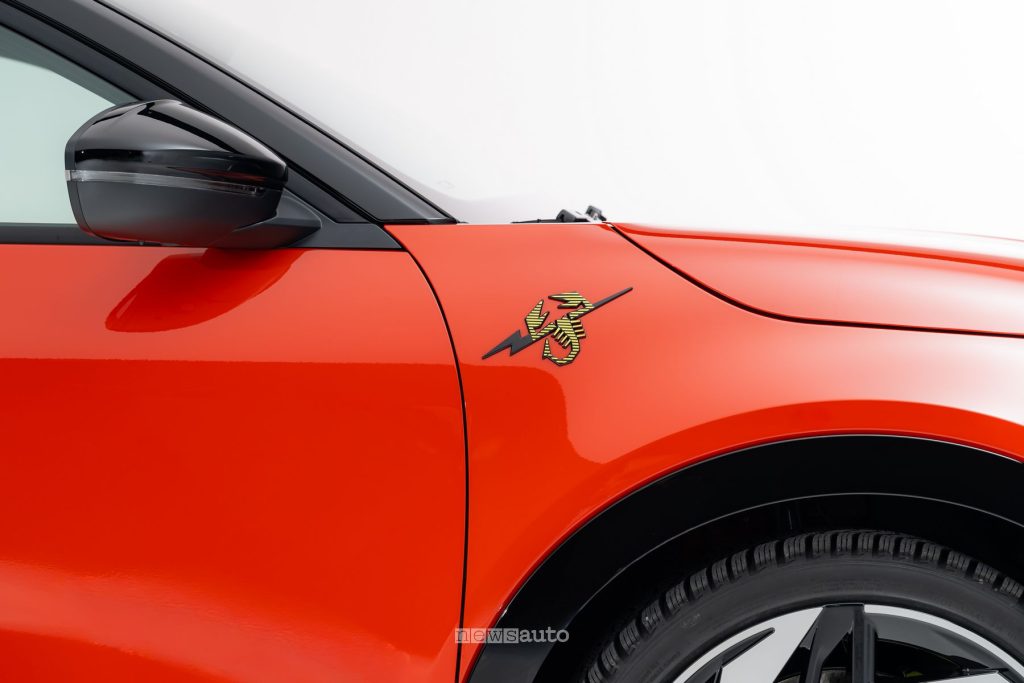 Abarth 600e Competizione Milano Cortina logo parafango anteriore