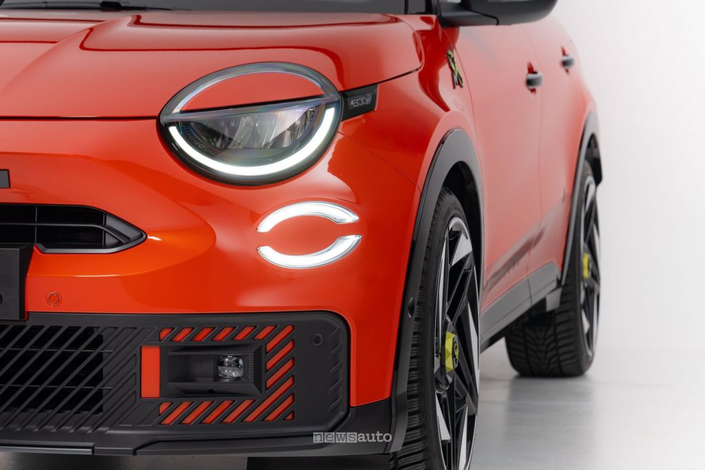 Abarth 600e Competizione Milano Cortina faro anteriore