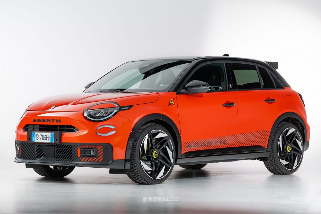 Abarth 600e Competizione Milano Cortina anteriore 3/4