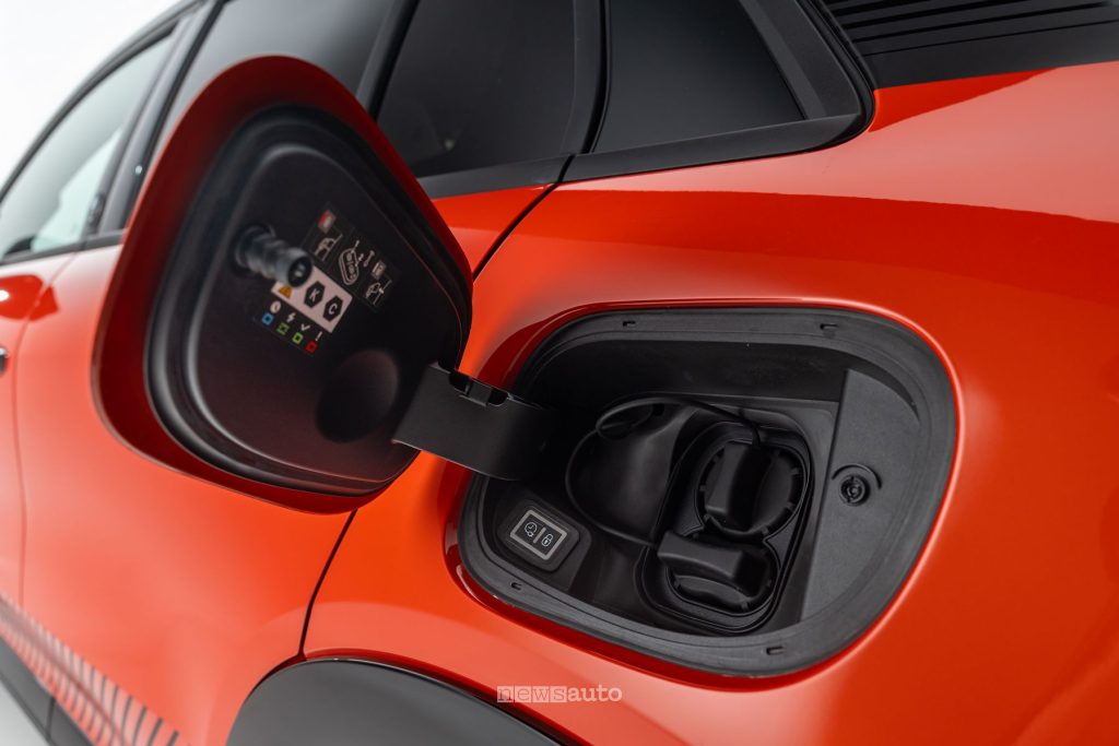Abarth 600e Competizione Milano Cortina vano per la ricarica AC/DC