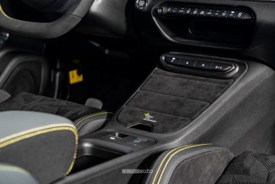Abarth 600e Competizione Milano Cortina vano portaoggetti nelle console centrale