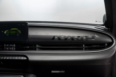 Abarth 600e Competizione Milano Cortina personalizzazione della plancia