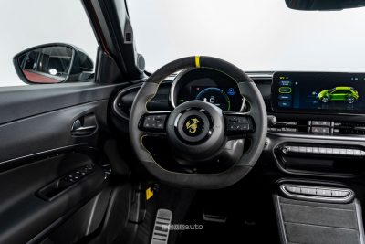 Abarth 600e Competizione Milano Cortina volante abitacolo