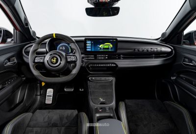 Abarth 600e Competizione Milano Cortina plancia abitacolo