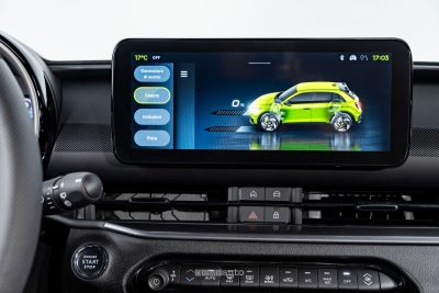 Abarth 600e Competizione Milano Cortina display infotainment da 10,25"