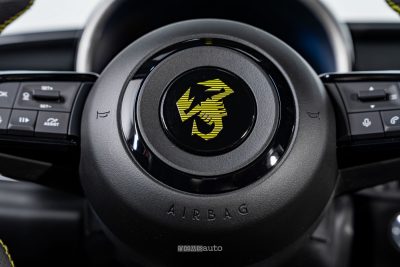 Abarth 600e Competizione Milano Cortina comandi al volante