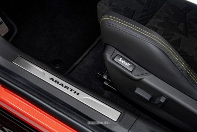 Abarth 600e Competizione Milano Cortina soglia battitacco