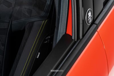 Abarth 600e Competizione Milano Cortina sedili anteriori sportivi Sabelt
