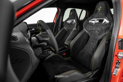 Abarth 600e Competizione Milano Cortina sedili anteriori sportivi Sabelt