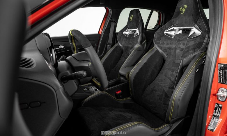 Abarth 600e Competizione Milano Cortina sedili anteriori sportivi Sabelt