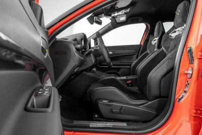 Abarth 600e Competizione Milano Cortina sedili anteriori sportivi Sabelt