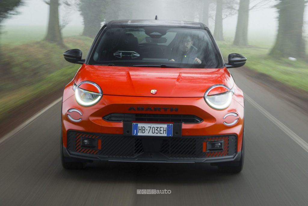 Abarth 600e Competizione Milano Cortina su strada