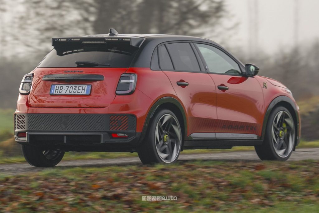Abarth 600e Competizione Milano Cortina su strada