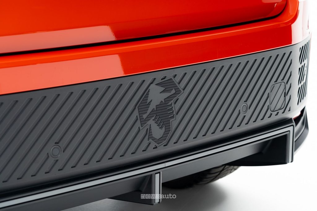Abarth 600e Competizione Milano Cortina paraurti posteriore