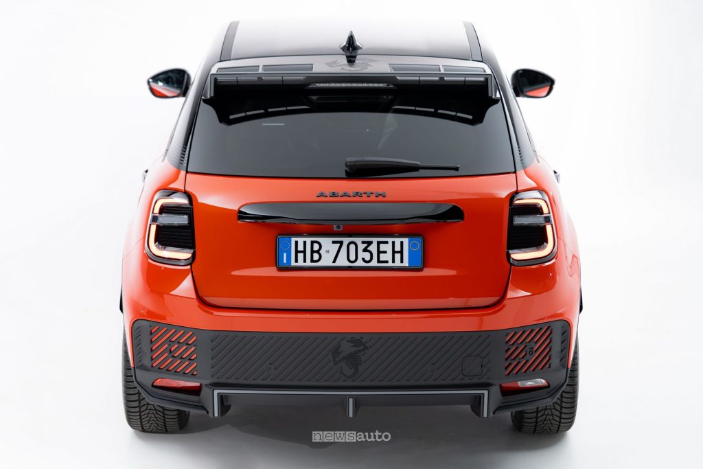Abarth 600e Competizione Milano Cortina posteriore