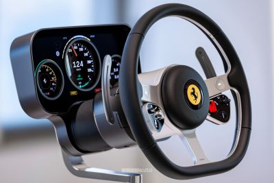 Il volante, display quadro strumenti della prima Ferrari elettrica