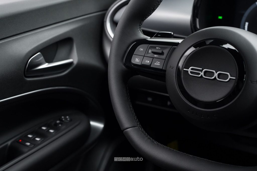 Fiat 600 Sport Milano Cortina comandi al volante