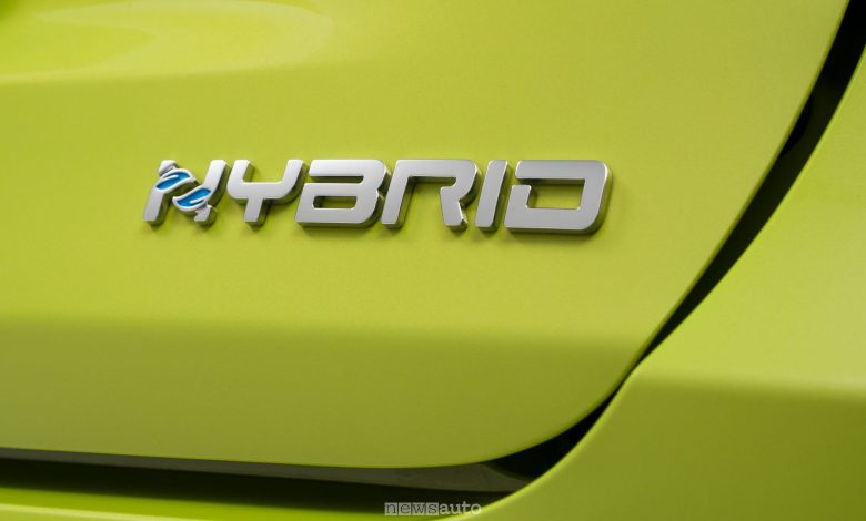 Fiat 600 Sport Milano Cortina logo Hybrid portellone posteriore