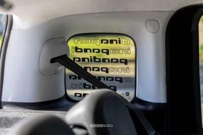 Fiat Pandina Hybrid scritte finestrino posteriore