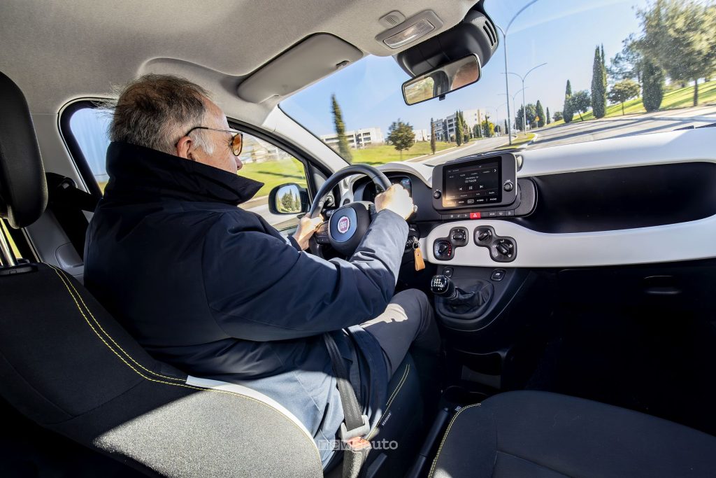 Giovanni Mancini alla guida della Fiat Pandina Hybrid