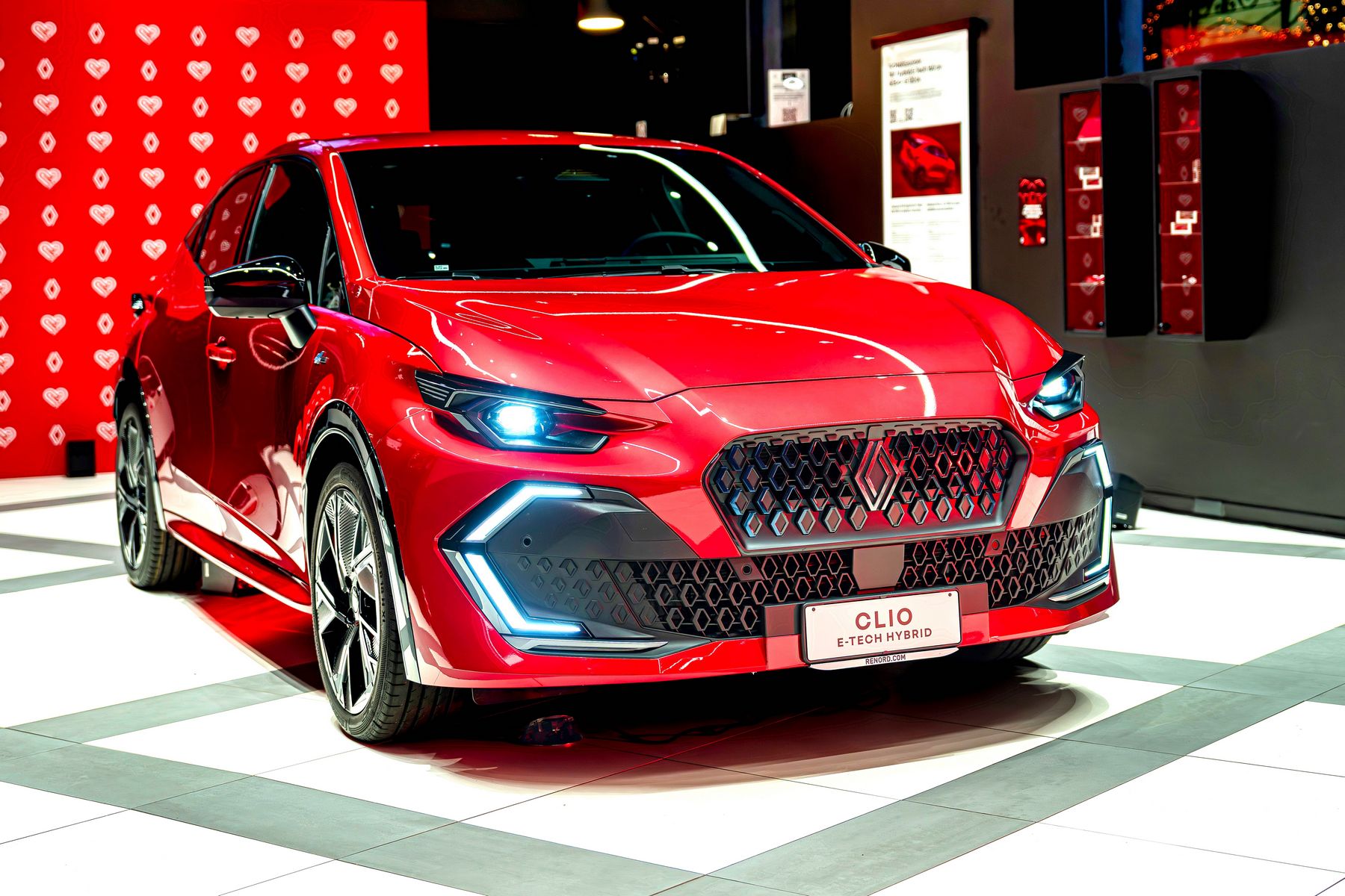 Renault Clio in mostra a Milano: la storia del modello raccontata a Cliorama