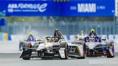 Mitch-Evans-in-testa-durante-l-E-Prix-di-Formula-E-a-Miami-2026