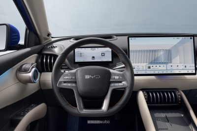 BYD Atto 3 Evo volante, strumentazione abitacolo