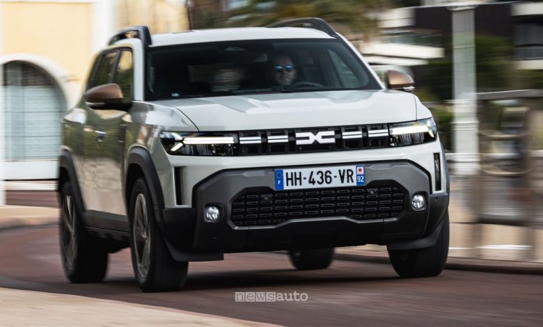 Nuova Dacia Duster hybrid-G 150 4x4 su strada