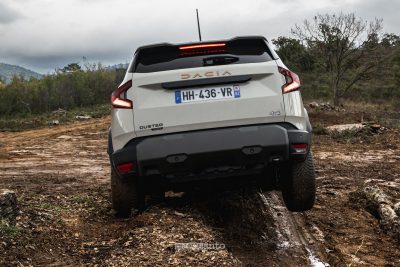 Nuova Dacia Duster hybrid-G 150 4x4 twist sullo sterrato
