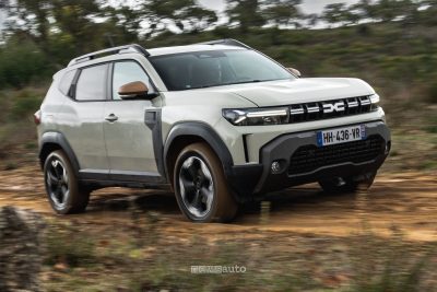 Nuova Dacia Duster hybrid-G 150 4x4 in azione sullo sterrato