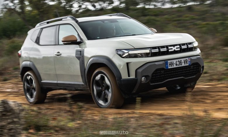 Nuova Dacia Duster hybrid-G 150 4x4 in azione sullo sterrato