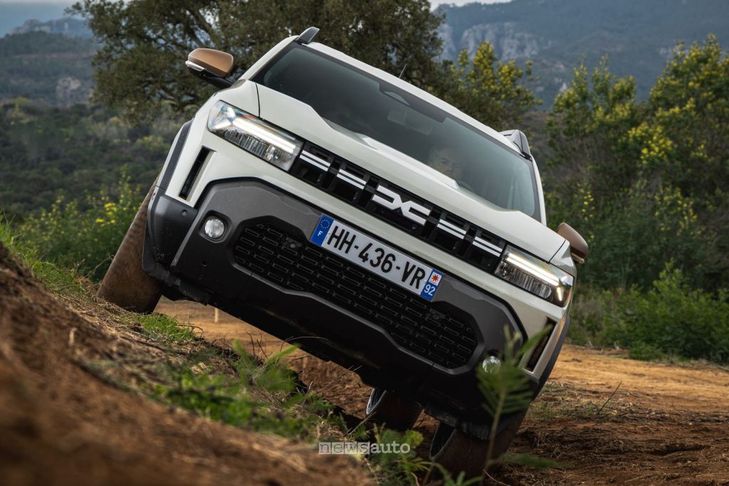 Nuova Dacia Duster hybrid-G 150 4x4 pendenza laterale sullo sterrato