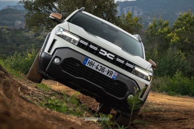 Nuova Dacia Duster hybrid-G 150 4x4 pendenza laterale sullo sterrato