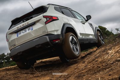 Nuova Dacia Duster hybrid-G 150 4x4 twist sullo sterrato