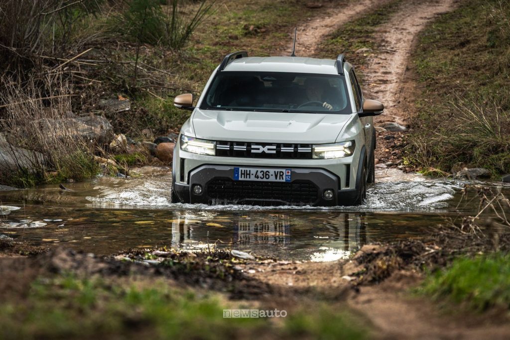 Nuova Dacia Duster hybrid-G 150 4x4 guado in off road