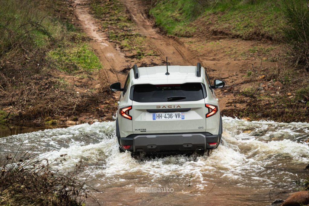 Nuova Dacia Duster hybrid-G 150 4x4 guado in off road
