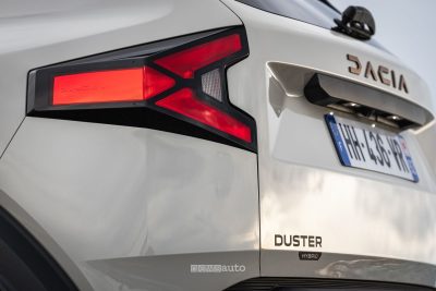 Nuova Dacia Duster hybrid-G 150 4x4 faro posteriore
